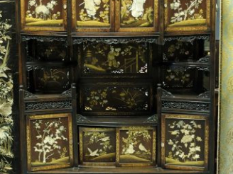 Vente aux enchères Armoire japonaise fin XIXème en bois exotique, laque, nacre et ivoire,