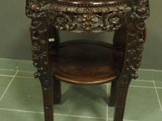 Vente aux enchères Sellette Extrême-Orient fin XIXème en bois de fer mouluré et sculpté, 