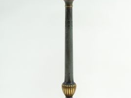 Vente aux enchères Lampadaire tripode de style Louis XVI en bois sculpté laqué gris vert 
