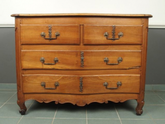 Vente aux enchères Commode Louis XV en noyer mouluré, ouvrant à quatre tiroirs sur trois 