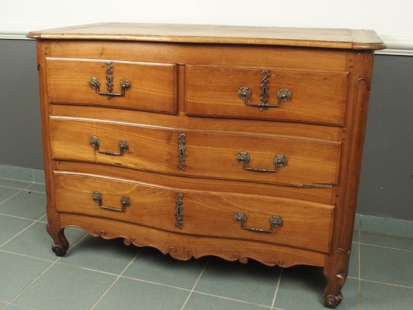 Commode Louis XV en noyer mouluré, ouvrant à quatre tiroirs sur trois 