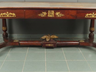 Vente aux enchères Mobilier de bureau de style Empire comprenant : un bureau plat et une 