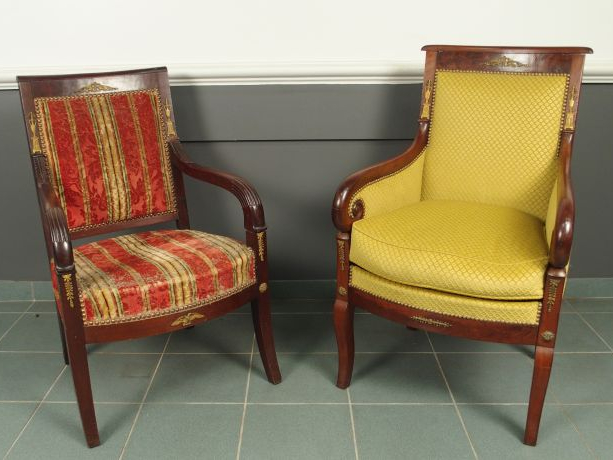 Un fauteuil Empire en acajou et une bergère à crosse Restauration en a