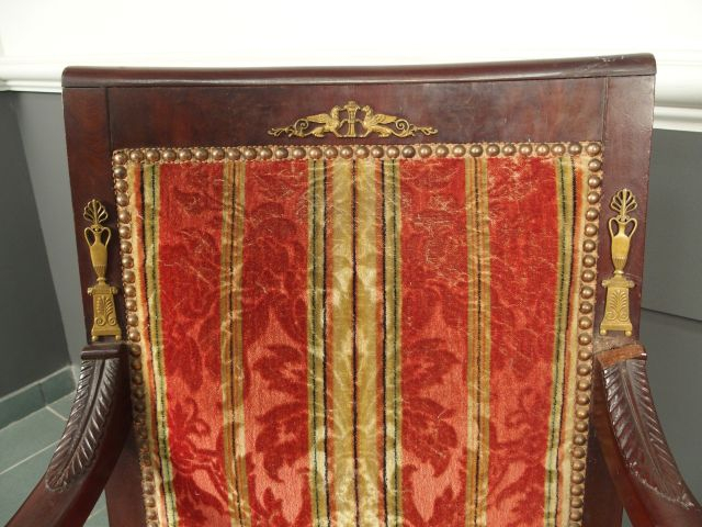 Un fauteuil Empire en acajou et une bergère à crosse Restauration en a