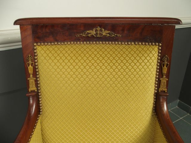 Un fauteuil Empire en acajou et une bergère à crosse Restauration en a