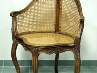 Vente aux enchères Fauteuil de bureau canné Louis XV (accident).
