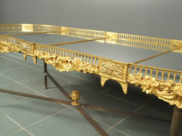 Table basse constituée à partir d'une grand surtout de table XIXème en