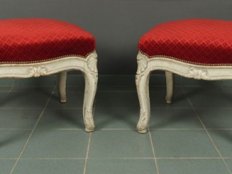 Vente aux enchères Paire de grands tabourets de style Louis XV en bois laqué gris et scul