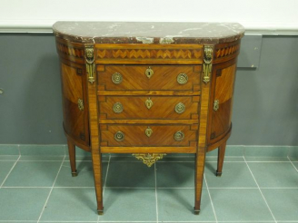 Vente aux enchères Commode demi-lune de style Louis XVI en marqueterie, dessus marbre rou