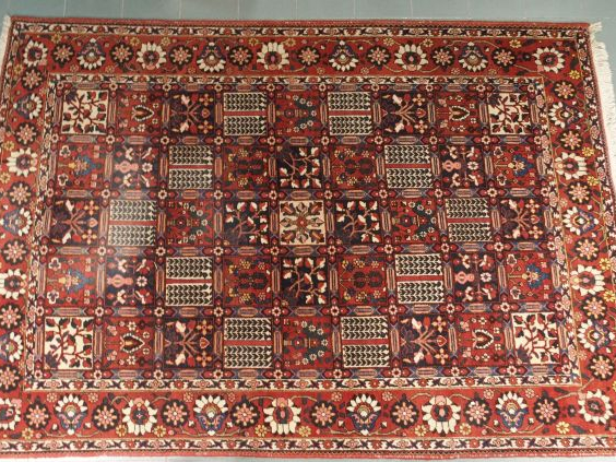 Tapis d'Orient. Dim.: 306 x 211cm.