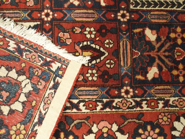 Tapis d'Orient. Dim.: 306 x 211cm.
