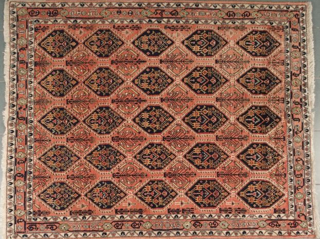 Tapis d'Orient. Dim.: 170 x 136 cm.