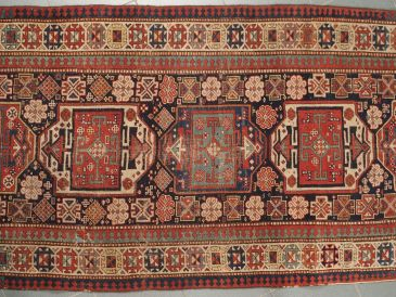 Tapis d'Orient. Dim.: 262 x 104 cm.