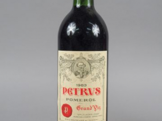 Vente aux enchères 1 BOUTEILLE - PETRUS POMEROL - 1983 - CAPS TLA/ETLA