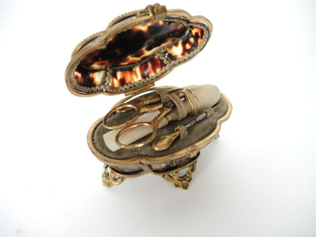 Nécessaire à couture Napoléon III en écaille et laiton, éléments en po