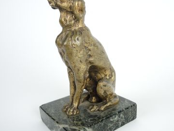 Ecole française fin XIXème  ‘chien assis’. Sculpture en bronze patiné,