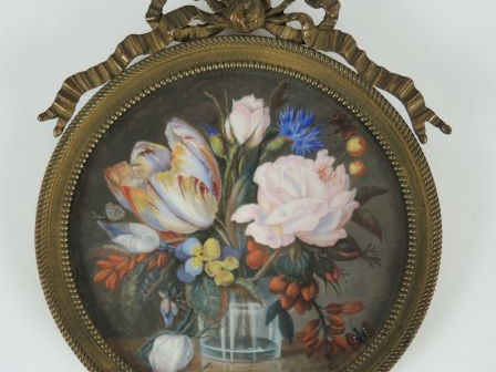 	Miniature de style Louis XVI ‘bouquet de fleurs dans un vase sur un e