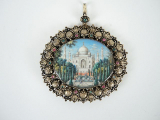 Vente aux enchères Miniature indienne fin XIXème début XXème ‘vue du Taj Mahal’. Dans son