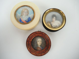 Vente aux enchères 	Boite XIXème en ivoire et écaille, le couvercle orné d’une miniature 