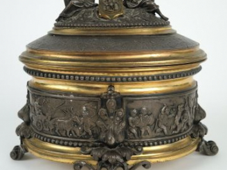 Vente aux enchères Boîte à bijoux Napoléon III en métal patiné à décor de frise d'amours 