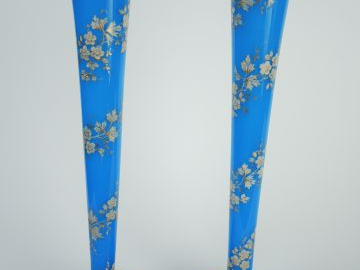 	Paire de vases Napoléon III en opaline bleue et émail blanc à décor d