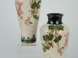 Vente aux enchères 	Paul MILLAIS. Paire de petits vases ovoïdes en céramique de Sèvres à 