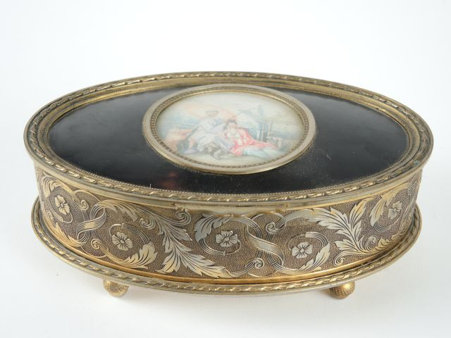 Boite à musique de style Louis XVI en métal gravé, le couvercle orné d