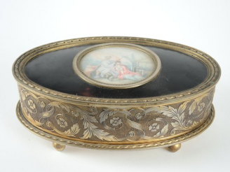 Vente aux enchères Boite à musique de style Louis XVI en métal gravé, le couvercle orné d
