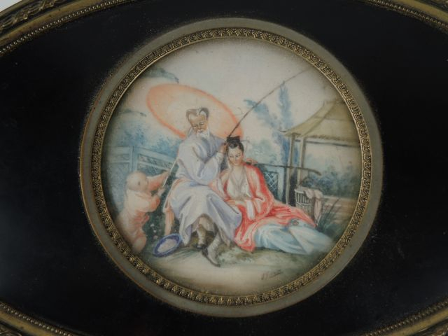 Boite à musique de style Louis XVI en métal gravé, le couvercle orné d