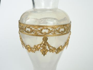 Vase ovoïde 1900 de style Louis XVI en cristal et laiton doré à décor 