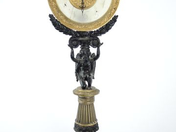 Pendule veilleuse Restauration en bronze à double patine en forme d'an