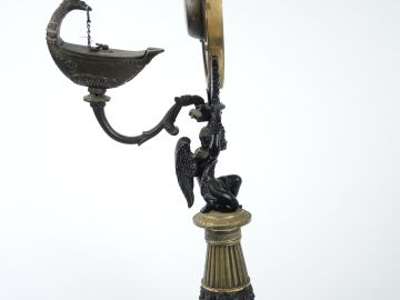 Pendule veilleuse Restauration en bronze à double patine en forme d'an