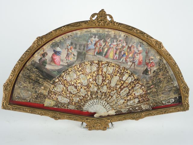 Eventail Napoléon III en nacre ajourée, gravée et dorée, feuilles plié