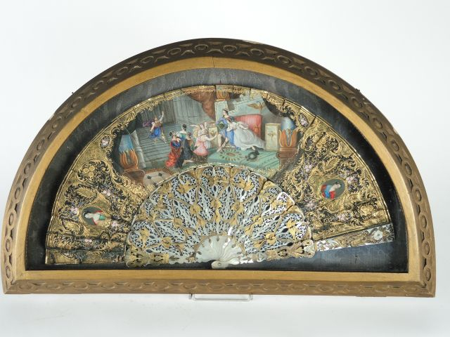 Eventail Napoléon III en nacre ajourée, gravée et dorée, feuilles plié