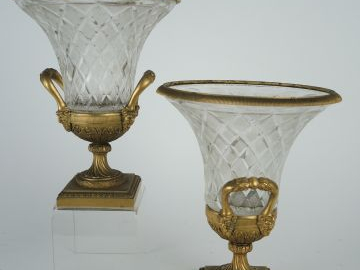 Paire de vases à anses de style Empire, en cristal et bronze à décor d