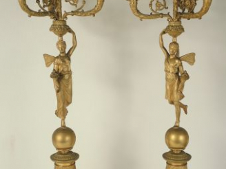 Vente aux enchères 	Paire de candélabres Restauration en bronze ciselé et doré à décor de