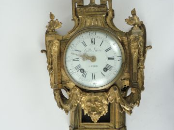 Cartel d’applique Louis XVI en bronze doré à décor de vase à l’antique