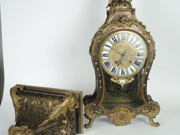 	Cartel de style Louis XV en marqueterie Boulle et bronze surmonté d’u