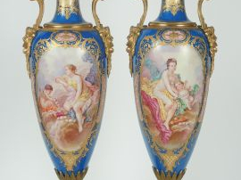 Paire de vases couverts Napoléon III de style Louis XVI en porcelaine 