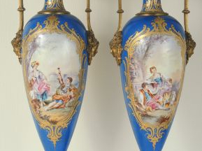 Vente aux enchères 	Paire de vases de style Louis XVI en porcelaine de Sèvres à décor dan
