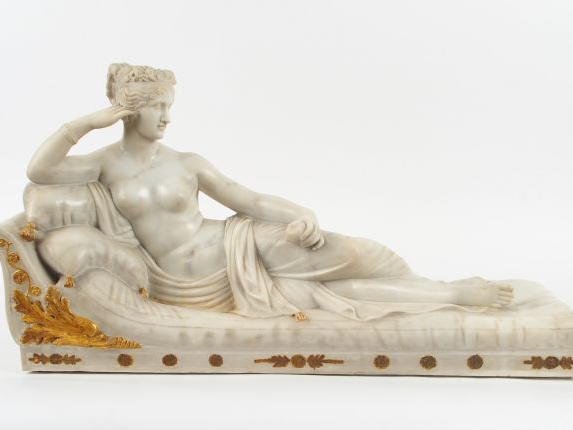D'après CANOVA 'Pauline Borghèse'. Sculpture en marbre blanc réhaussé 