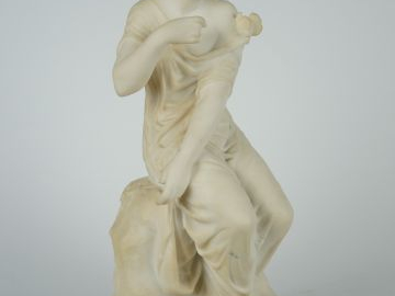 PRADIER "Jeune femme au papillon", sculpture en marbre blanc. Signée. 
