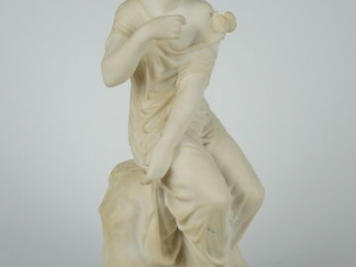 Vente aux enchères PRADIER "Jeune femme au papillon", sculpture en marbre blanc. Signée. 