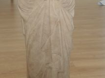 Vierge en pierre sculptée. Sur son socle