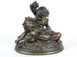 Vente aux enchères CLODION "Amours aux pampres". Sculpture en bronze à patine brune. Sign