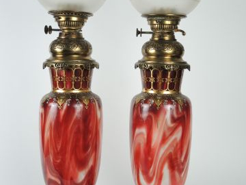 Paire de lampes à pétrole Napoléon III en opaline sang de bœuf nuancé 