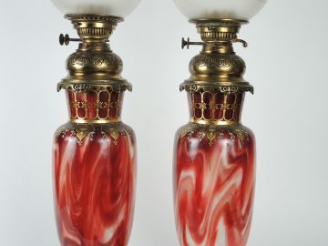 Vente aux enchères Paire de lampes à pétrole Napoléon III en opaline sang de bœuf nuancé 
