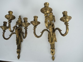 Vente aux enchères Paire d’appliques en bronze doré de style Louis XVI, éclairant à trois