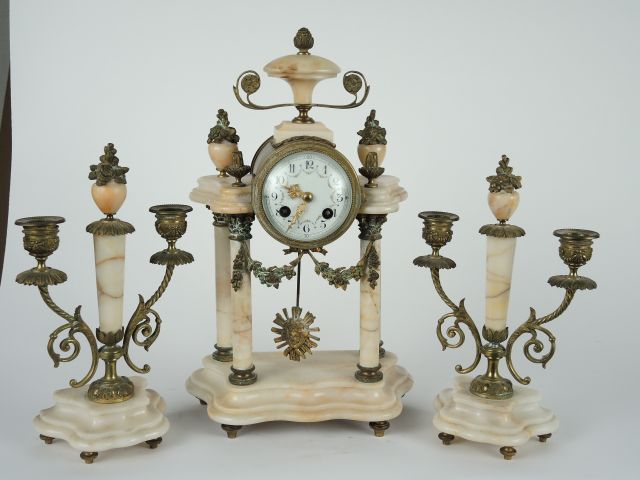 	Garniture de cheminée Napoléon III de style Louis XVI en onyx et bron