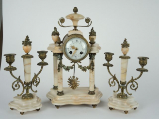 Vente aux enchères 	Garniture de cheminée Napoléon III de style Louis XVI en onyx et bron